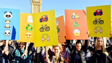 Earthmojis, pancartas de protesta hechas con emojis