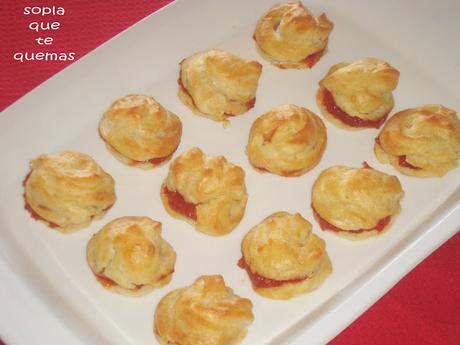 PROFITEROLES SALADOS RELLENOS DE TOMATE CONFITADO