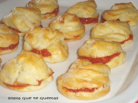 PROFITEROLES SALADOS RELLENOS DE TOMATE CONFITADO