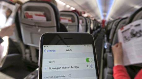 Advierten que Wi-Fi en aviones no son seguros ante hackeos.