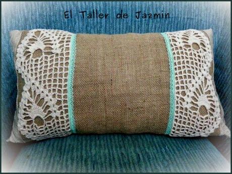 almohadón arpillera y crochet - el taller de jazmin