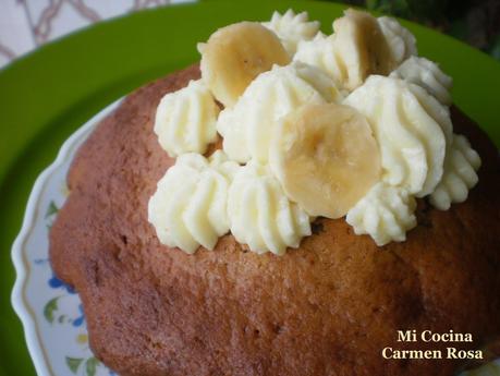 PASTEL DE PLATANO, CANELA Y JENGIBRE CON CREMA DE MANTEQUILLA PASTEL DE PLATANO, CANELA Y JENGIBRE CON CREMA DE MANTEQUILLA