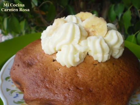 PASTEL DE PLATANO, CANELA Y JENGIBRE CON CREMA DE MANTEQUILLA PASTEL DE PLATANO, CANELA Y JENGIBRE CON CREMA DE MANTEQUILLA