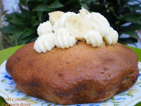 PASTEL DE PLATANO, CANELA Y JENGIBRE CON CREMA DE MANTEQUILLA PASTEL DE PLATANO, CANELA Y JENGIBRE CON CREMA DE MANTEQUILLA