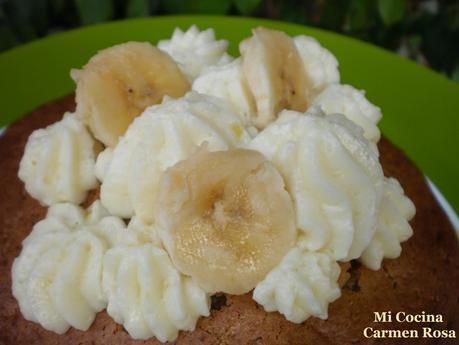 PASTEL DE PLATANO, CANELA Y JENGIBRE CON CREMA DE MANTEQUILLA PASTEL DE PLATANO, CANELA Y JENGIBRE CON CREMA DE MANTEQUILLA