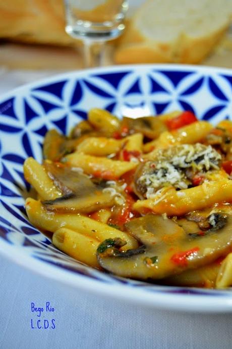 Macarrones con calabaza , champiñones y parmesano Macarrones con calabaza , champiñones y parmesano