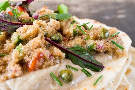 PAN CHATO CON PURÉ DE BERENJENAS Y TABULE DE AMARANTO PAN CHATO CON PURÉ DE BERENJENAS Y TABULE DE AMARANTO