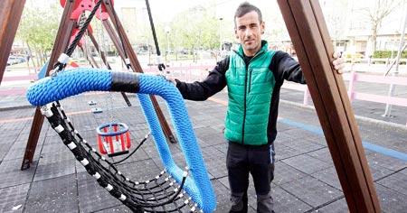 El triatleta Javichín Pérez Bouza consigue columpios para los niños con movilidad reducida de Narón a través de una hucha solidaria EN NARÓN Javichín Pérez Bouza junto a uno de los columpios que logró para niños con movilidad reducida. - FOTO: Kiko Delgado