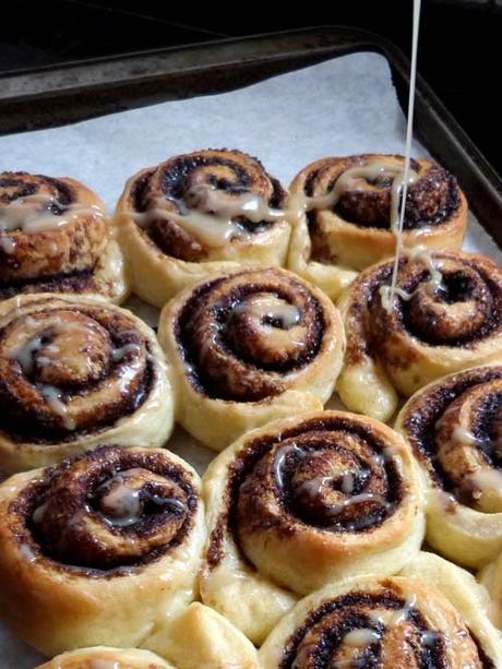 rolls de azúcar negra, glasé avellana y rosca de pascua rolls de azúcar negra, glasé avellana y rosca de pascua