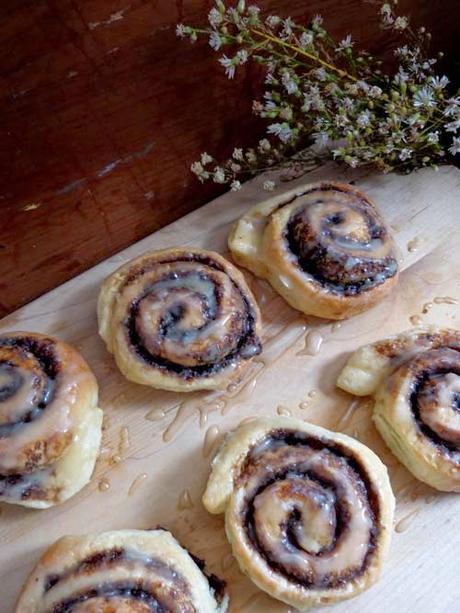rolls de azúcar negra, glasé avellana y rosca de pascua rolls de azúcar negra, glasé avellana y rosca de pascua