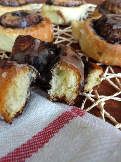 rolls de azúcar negra, glasé avellana y rosca de pascua rolls de azúcar negra, glasé avellana y rosca de pascua