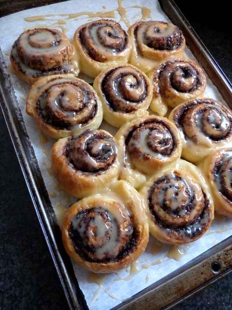 rolls de azúcar negra, glasé avellana y rosca de pascua rolls de azúcar negra, glasé avellana y rosca de pascua