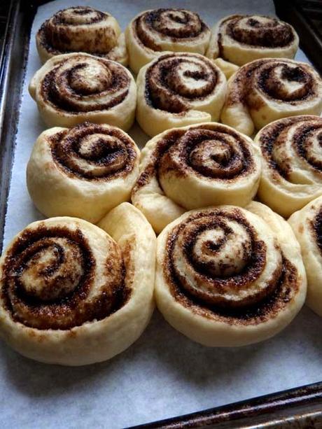rolls de azúcar negra, glasé avellana y rosca de pascua rolls de azúcar negra, glasé avellana y rosca de pascua