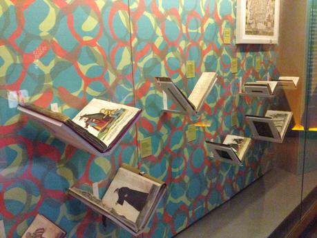 Primera parte de la exposición: El traje sobre el papel Primera parte de la exposición: El traje sobre el papel