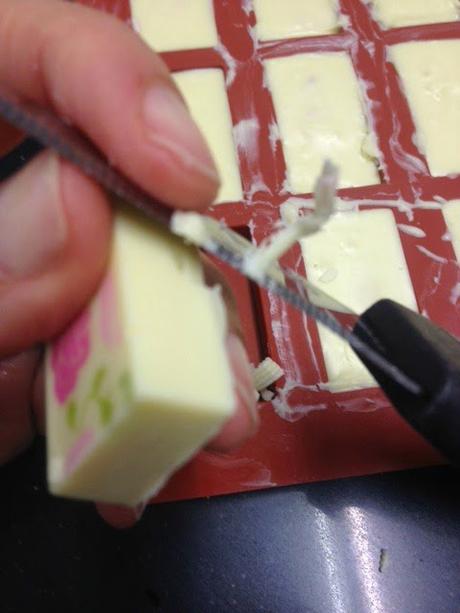 BOMBONES DE CHOCOLATE BLANCO CON TRANSFERS BOMBONES DE CHOCOLATE BLANCO CON TRANSFERS