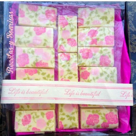 BOMBONES DE CHOCOLATE BLANCO CON TRANSFERS BOMBONES DE CHOCOLATE BLANCO CON TRANSFERS