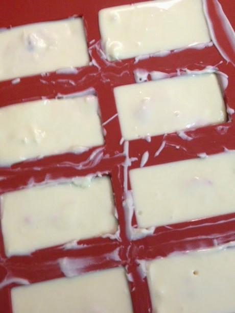 BOMBONES DE CHOCOLATE BLANCO CON TRANSFERS BOMBONES DE CHOCOLATE BLANCO CON TRANSFERS