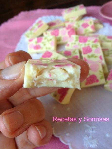 BOMBONES DE CHOCOLATE BLANCO CON TRANSFERS BOMBONES DE CHOCOLATE BLANCO CON TRANSFERS