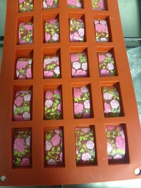 BOMBONES DE CHOCOLATE BLANCO CON TRANSFERS BOMBONES DE CHOCOLATE BLANCO CON TRANSFERS