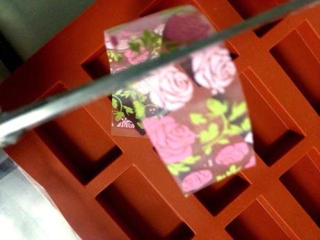 BOMBONES DE CHOCOLATE BLANCO CON TRANSFERS BOMBONES DE CHOCOLATE BLANCO CON TRANSFERS