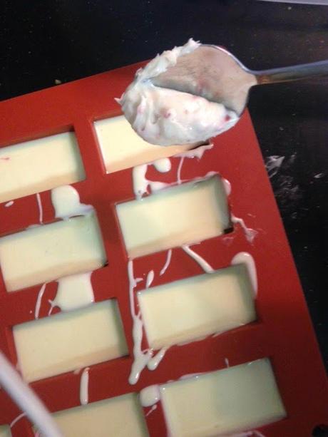 BOMBONES DE CHOCOLATE BLANCO CON TRANSFERS BOMBONES DE CHOCOLATE BLANCO CON TRANSFERS