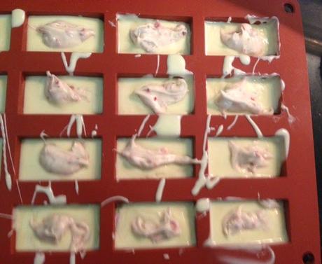 BOMBONES DE CHOCOLATE BLANCO CON TRANSFERS BOMBONES DE CHOCOLATE BLANCO CON TRANSFERS