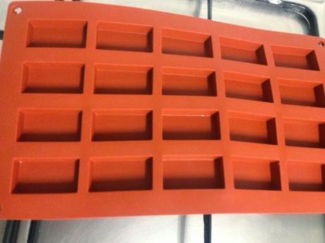 BOMBONES DE CHOCOLATE BLANCO CON TRANSFERS BOMBONES DE CHOCOLATE BLANCO CON TRANSFERS