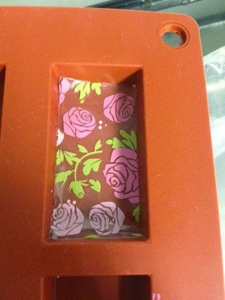 BOMBONES DE CHOCOLATE BLANCO CON TRANSFERS BOMBONES DE CHOCOLATE BLANCO CON TRANSFERS