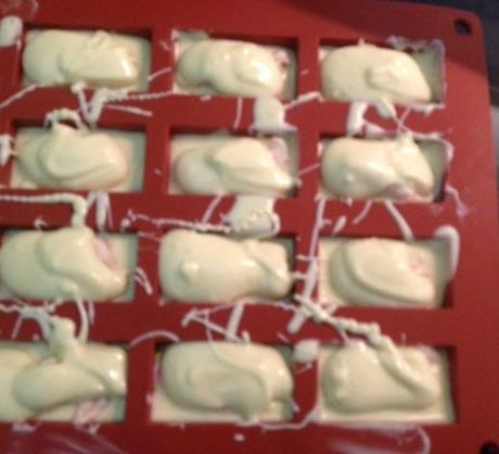 BOMBONES DE CHOCOLATE BLANCO CON TRANSFERS BOMBONES DE CHOCOLATE BLANCO CON TRANSFERS