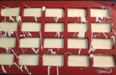 BOMBONES DE CHOCOLATE BLANCO CON TRANSFERS BOMBONES DE CHOCOLATE BLANCO CON TRANSFERS