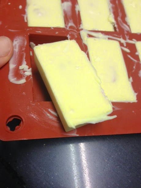 BOMBONES DE CHOCOLATE BLANCO CON TRANSFERS BOMBONES DE CHOCOLATE BLANCO CON TRANSFERS