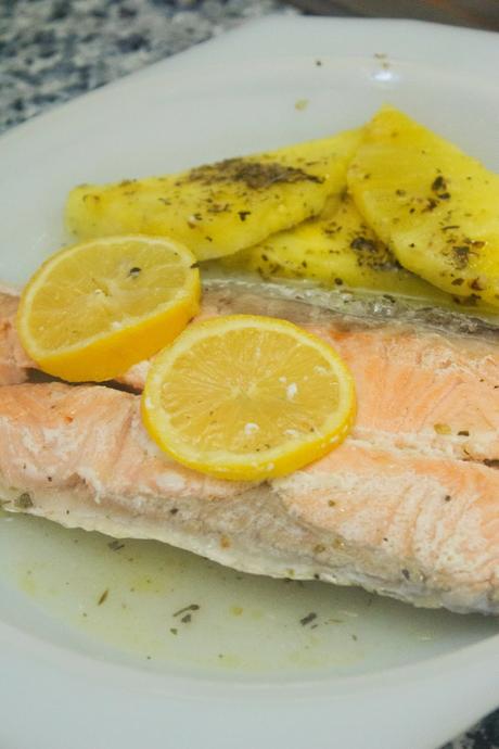 Salmón con piña al limón con albariño. Salmón con piña al limón con albariño.