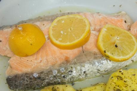 Salmón con piña al limón con albariño. Salmón con piña al limón con albariño.