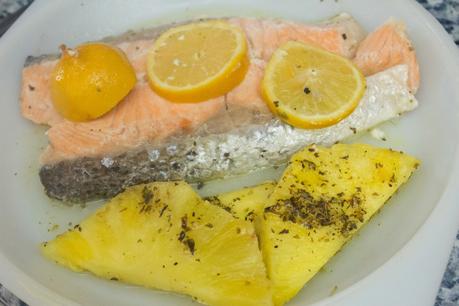 Salmón con piña al limón con albariño. Salmón con piña al limón con albariño.
