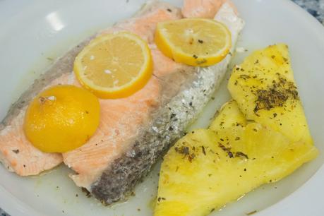 Salmón con piña al limón con albariño. Salmón con piña al limón con albariño.