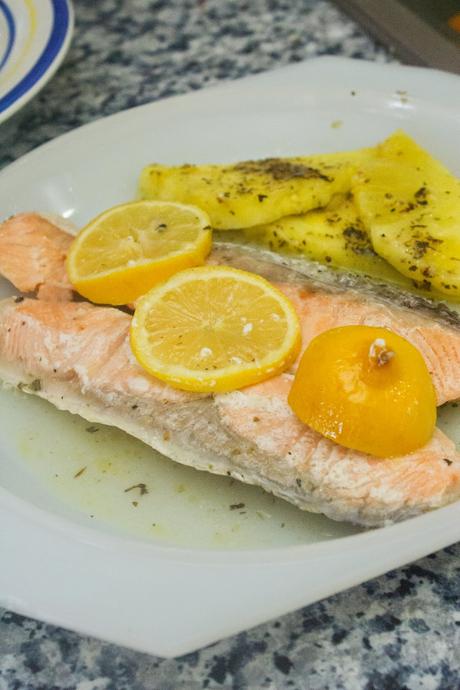 Salmón con piña al limón con albariño. Salmón con piña al limón con albariño.