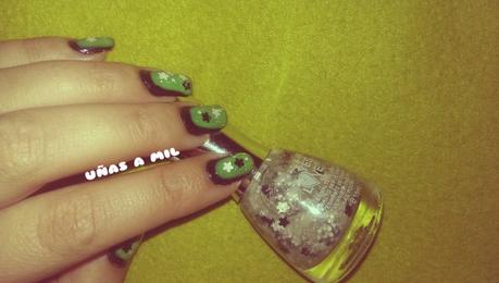 Diseño de uñas en verde y negro diseño_uñas_verde_negro_flores (2)