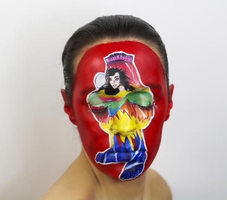 Artista crea portadas de álbumes famosos en su cara