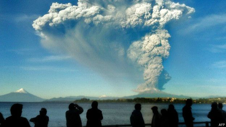 Vulcanología: Alerta roja en Chile por la sorpresiva erupción del volcán Calbuco.