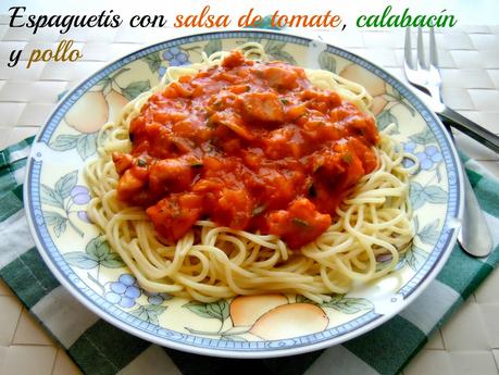 Espaguetis con salsa de tomate, calabacin y pollo