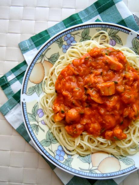 Espaguetis con salsa de tomate, calabacin y pollo