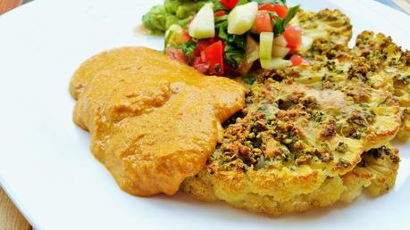 Coliflor almendrada con salsa de queso vegana, pico de gallo y guacamole Coliflor almendrada con salsa de queso vegana, pico de gallo y guacamole