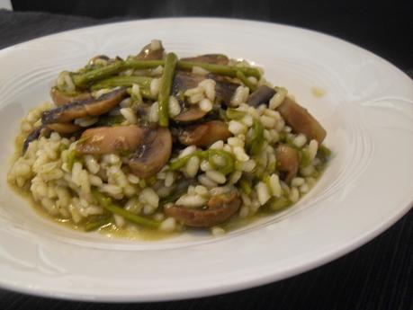 Arroz con espárragos de montaña y champiñones