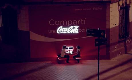 Compartí: Coca Cola Argentina crea el cartel publicitario más amigable del mundo Compartí: Coca Cola Argentina crea el cartel publicitario más amigable del mundo