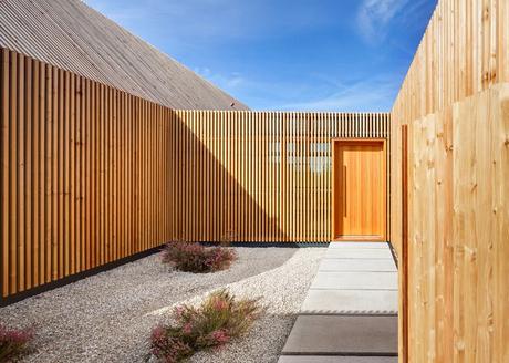 Casa diseñada en madera alistonada e instalaciones en cobre Casa diseñada en madera alistonada e instalaciones en cobre