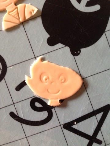 Tutorial de galleta de comunión para niño con traje de marinero en
fondant Tutorial de galleta de comunión para niño con traje de marinero en
fondant