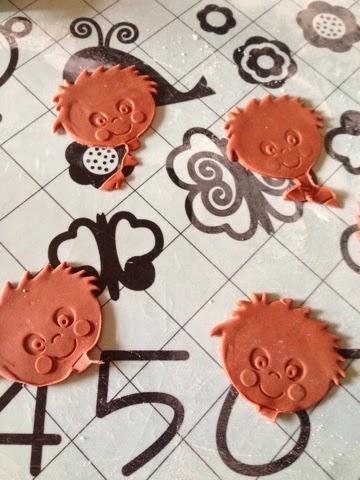 Tutorial de galleta de comunión para niño con traje de marinero en
fondant Tutorial de galleta de comunión para niño con traje de marinero en
fondant