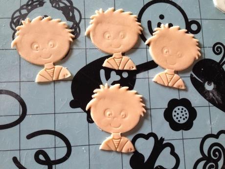 Tutorial de galleta de comunión para niño con traje de marinero en
fondant Tutorial de galleta de comunión para niño con traje de marinero en
fondant