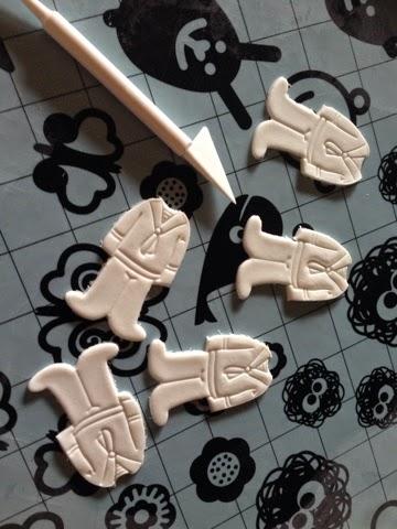 Tutorial de galleta de comunión para niño con traje de marinero en
fondant Tutorial de galleta de comunión para niño con traje de marinero en
fondant