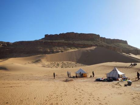 Del poblado de Nesrat a las dunas Tidri por la hamada del Draa. Marruecos